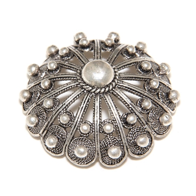 Silver filigree pendant with traditional Sardinian half-button